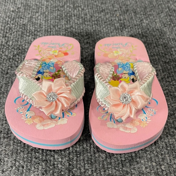 *NWT  Disney Princess Handmade Flip Flops Sz 5-6 - Picture 1 of 11